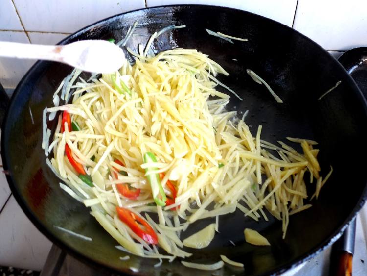 双椒土豆丝步骤6