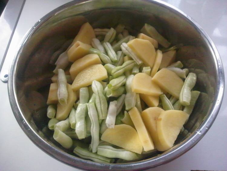 土豆肉片炖豆角步骤1