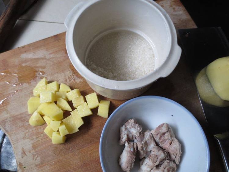 土豆排骨粥步骤3