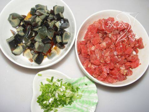 皮蛋牛肉粥—妈妈菜步骤2