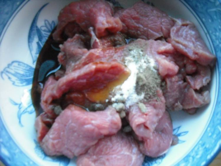 牛肉片炒青红椒步骤3