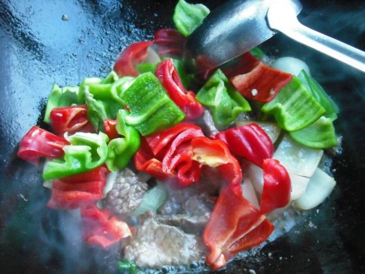牛肉片炒青红椒步骤9