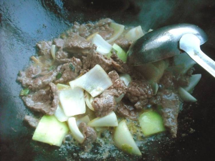 牛肉片炒青红椒步骤8