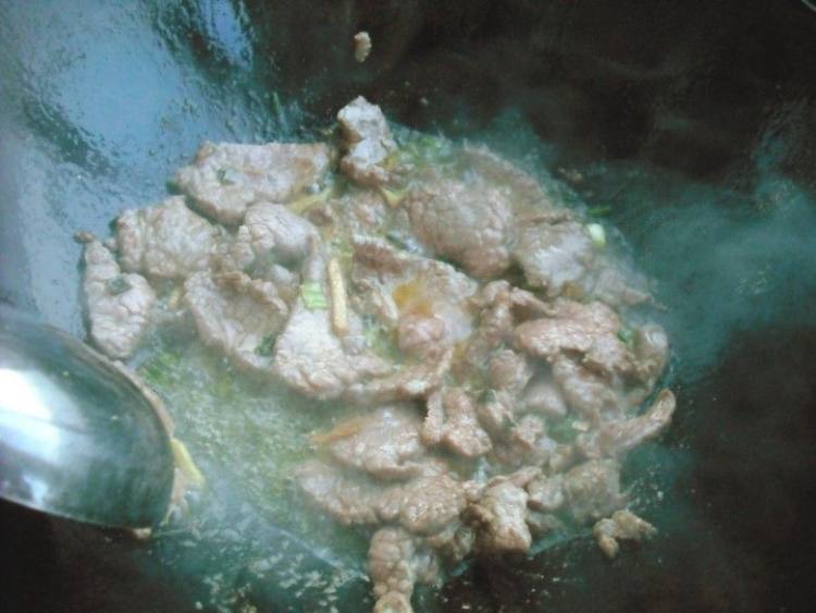 牛肉片炒青红椒步骤7