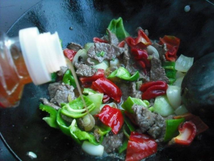 牛肉片炒青红椒步骤11