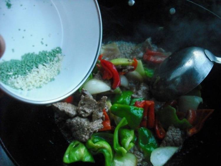 牛肉片炒青红椒步骤12