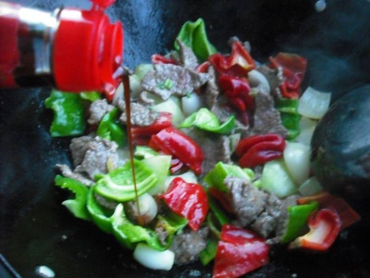 牛肉片炒青红椒步骤10