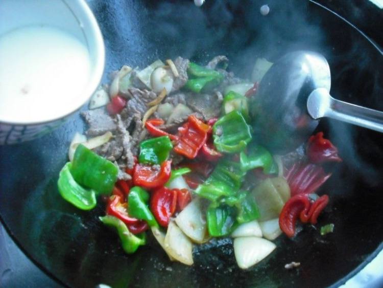 牛肉片炒青红椒步骤14