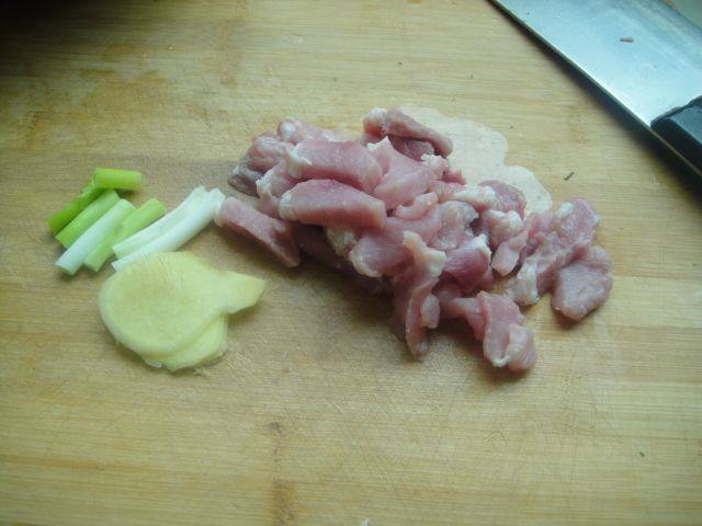 猪肉炖土豆胡萝卜步骤2
