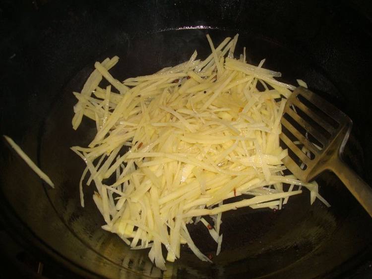 蒜香土豆丝步骤4