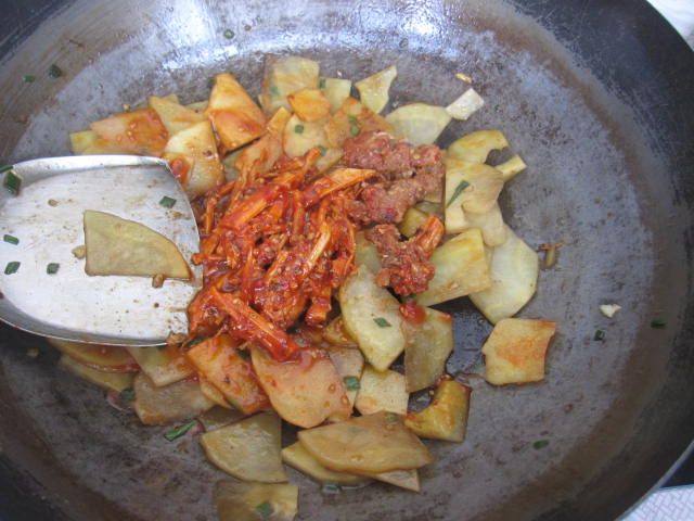 土豆片炒牛筋步骤7
