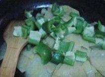 青椒炒土豆片步骤5