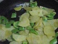 青椒炒土豆片步骤6