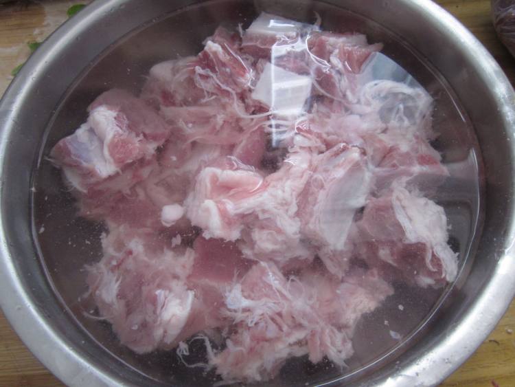 排骨烧土豆步骤1
