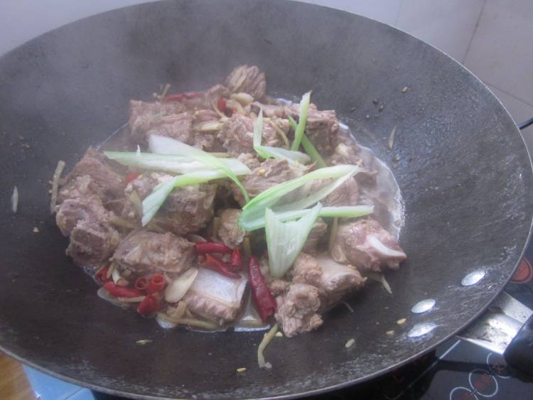 排骨烧土豆步骤6
