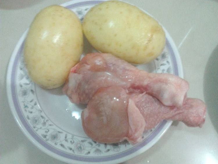 土豆炒鸡块步骤1