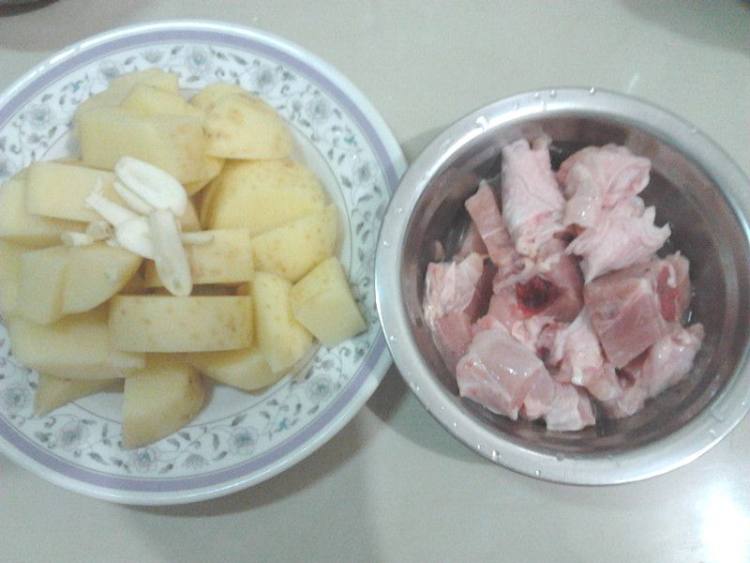 土豆炒鸡块步骤2
