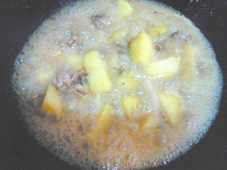 土豆炒鸡块步骤7