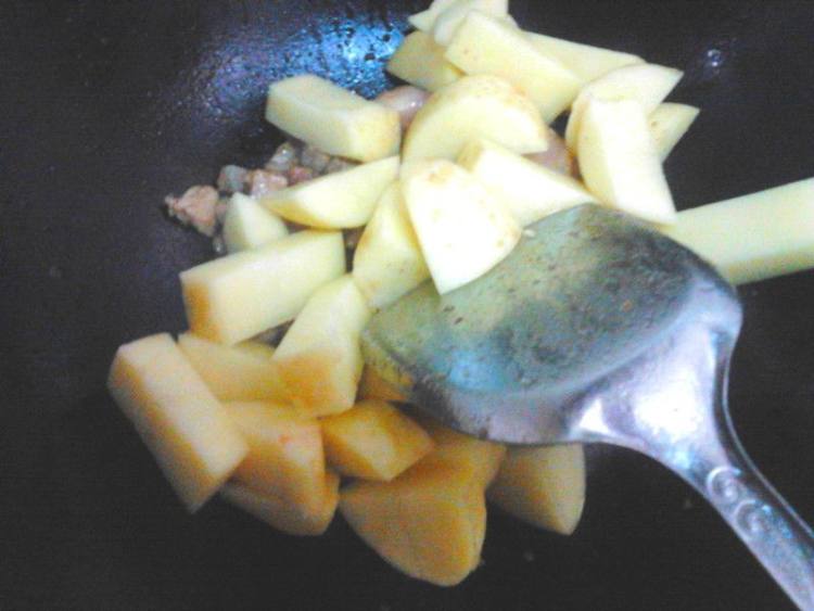 土豆炒鸡块步骤5