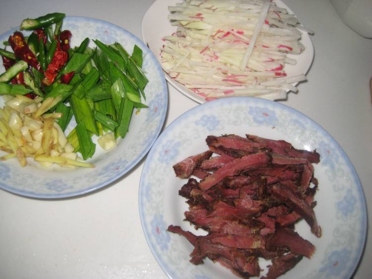 牛肉炒萝卜丝步骤3