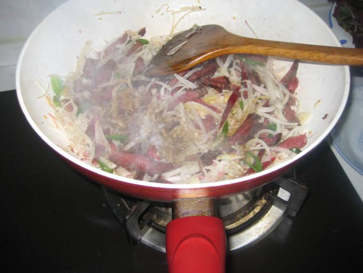 牛肉炒萝卜丝步骤7