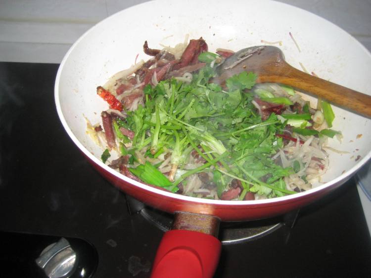 牛肉炒萝卜丝步骤8