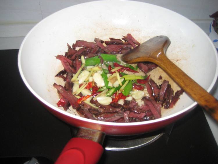 牛肉炒萝卜丝步骤5