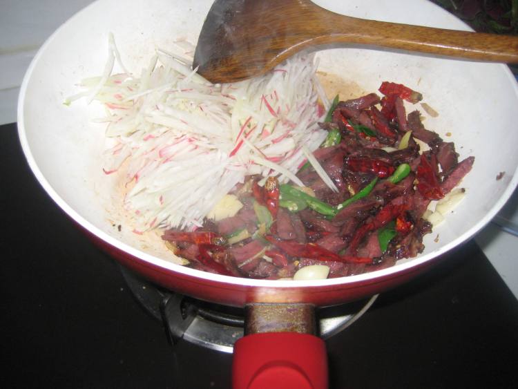 牛肉炒萝卜丝步骤6
