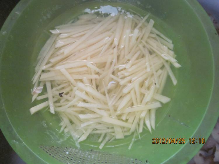 土豆炒粉条步骤3