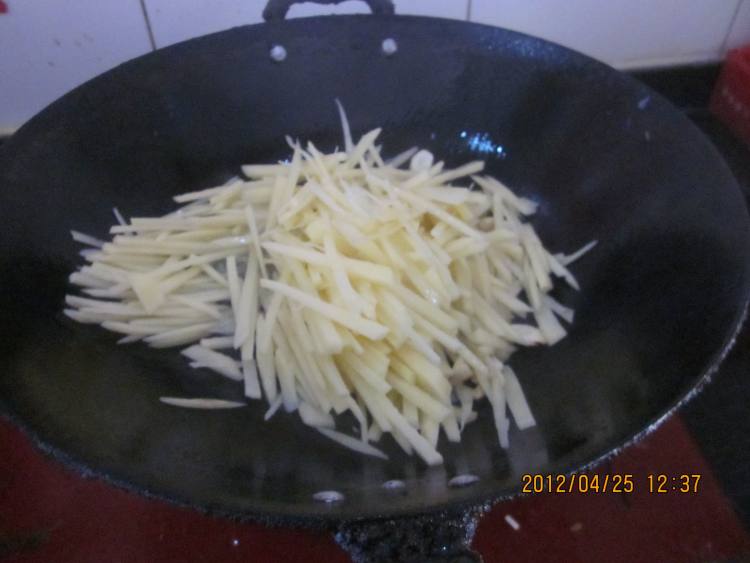 土豆炒粉条步骤6
