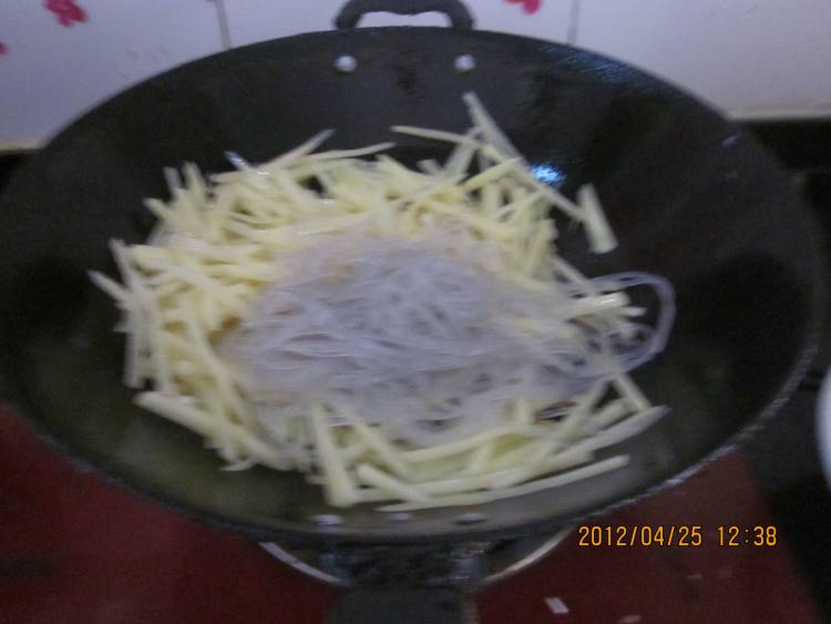 土豆炒粉条步骤7