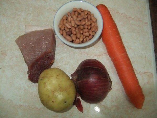 土豆花生烧肉步骤1