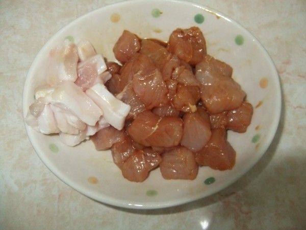土豆花生烧肉步骤2