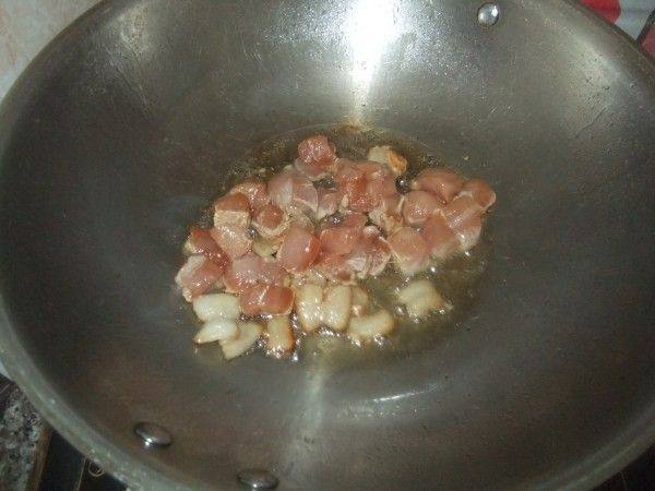 土豆花生烧肉步骤7