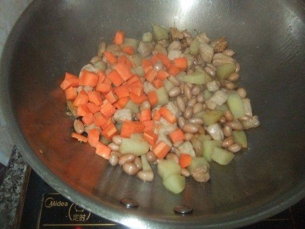 土豆花生烧肉步骤10