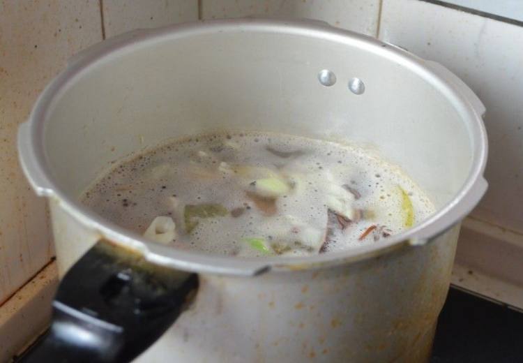 排骨炖土豆浓汤煲步骤4