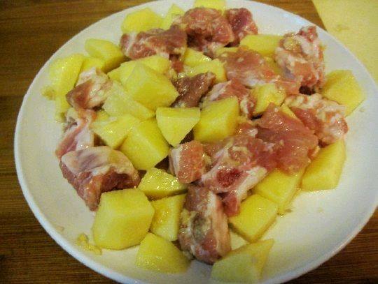 土豆蒸排骨步骤3