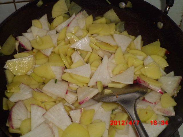 土豆萝卜炖鸡步骤5
