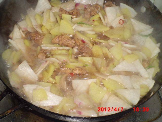 土豆萝卜炖鸡步骤6