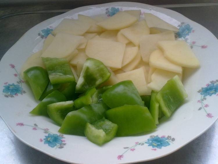土豆炒青椒步骤1