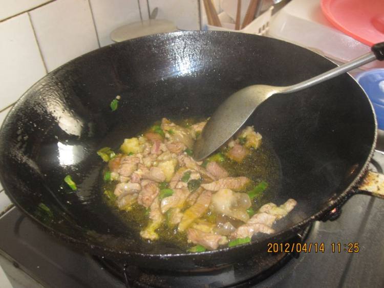 土豆豆角炖肉步骤5