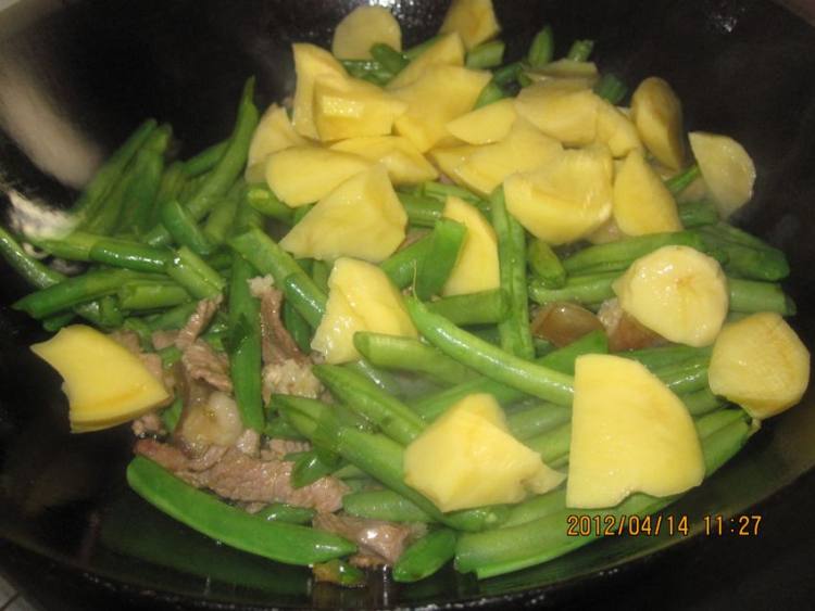 土豆豆角炖肉步骤8