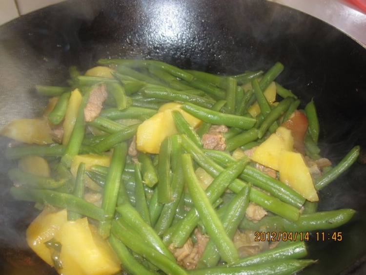 土豆豆角炖肉步骤11