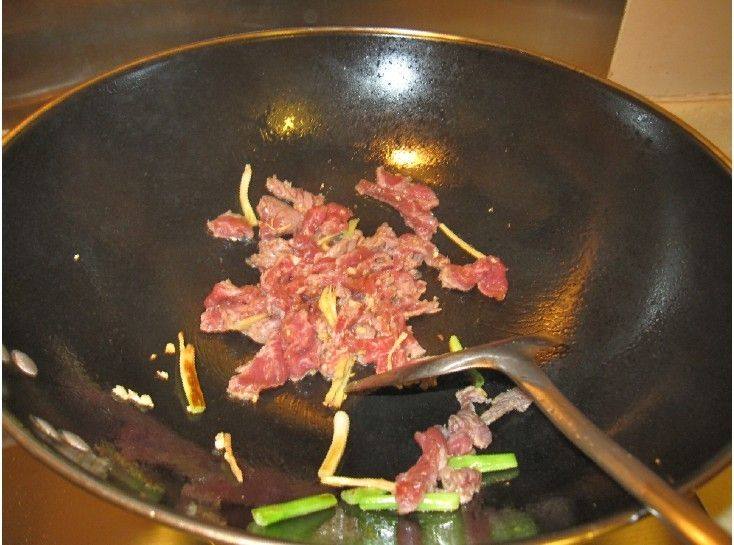 蟹味菇炒牛肉步骤4