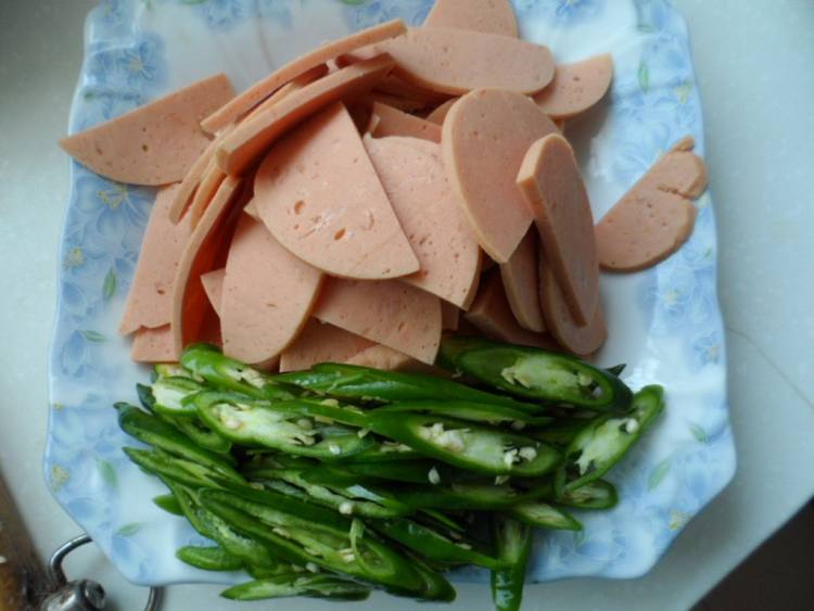 辣椒炒火腿肠步骤2