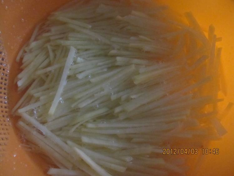 炒土豆胡萝卜丝步骤1