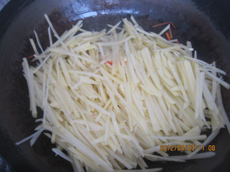 炒土豆胡萝卜丝步骤5