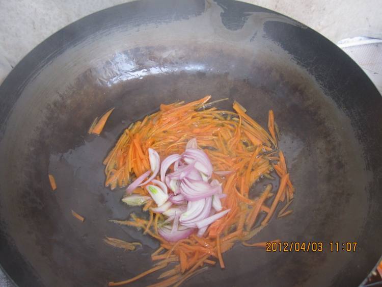 炒土豆胡萝卜丝步骤4