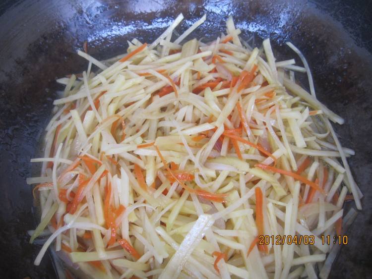 炒土豆胡萝卜丝步骤7