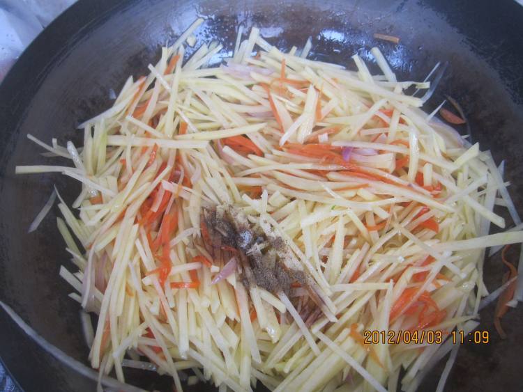 炒土豆胡萝卜丝步骤6